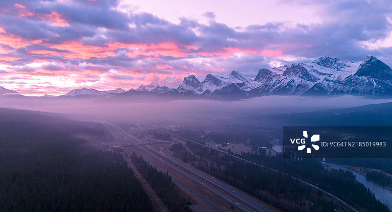 加拿大落基山脉三姐妹山的鸟瞰图图片素材