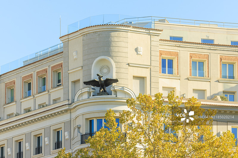 独立广场的千年大楼在金色光芒中图片素材