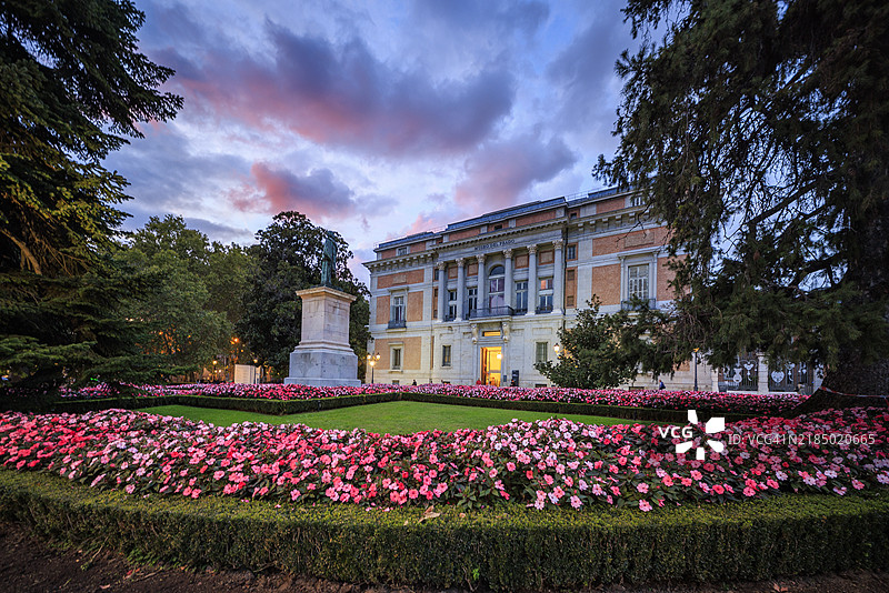马德里普拉多博物馆的优雅夜晚图片素材