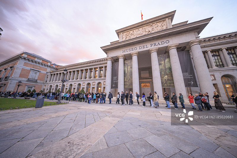 马德里普拉多博物馆的黄昏排队长龙图片素材