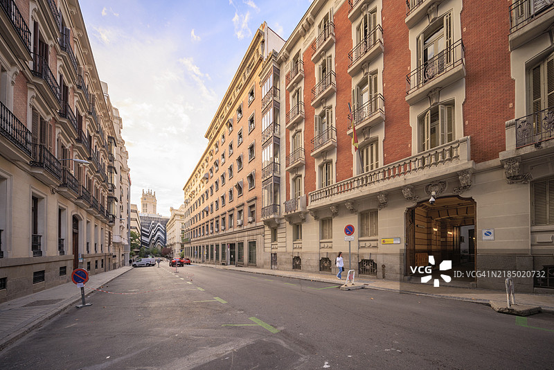通往西贝莱斯宫的宁静马德里街景图片素材