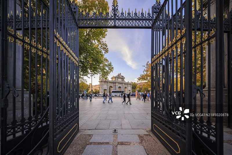 通过雷蒂罗公园的门框架历史：阿尔卡拉门图片素材