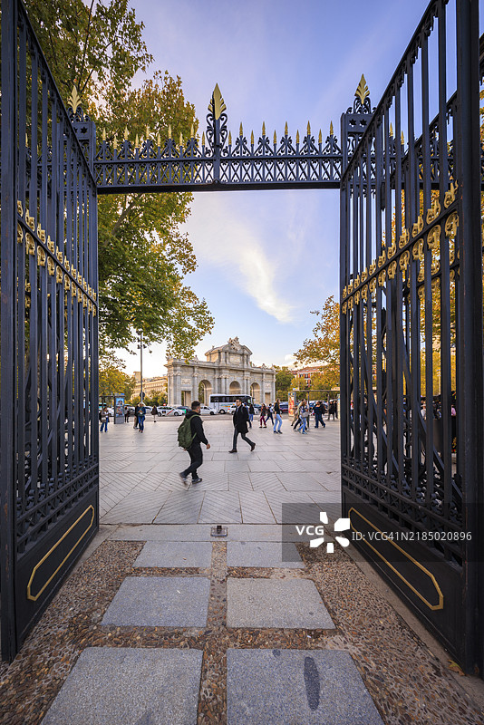 马德里地标：金色大门和阿尔卡拉门图片素材