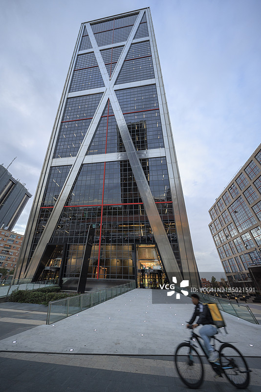 马德里卡斯蒂利亚广场的倾斜塔设计图片素材