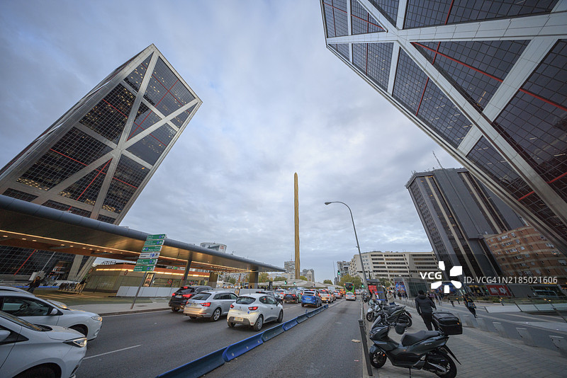 欧洲之门塔楼和卡斯蒂利亚广场的方尖碑图片素材