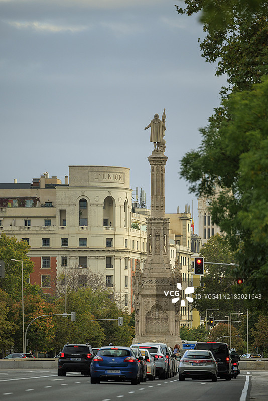 马德里天际线框架下的哥伦布纪念碑图片素材