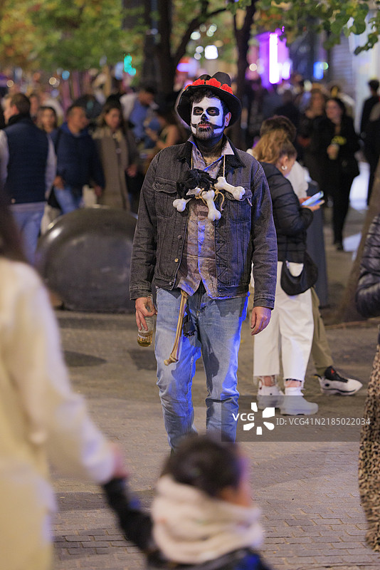 骷髅牛仔在马德里的万圣节街头游荡图片素材