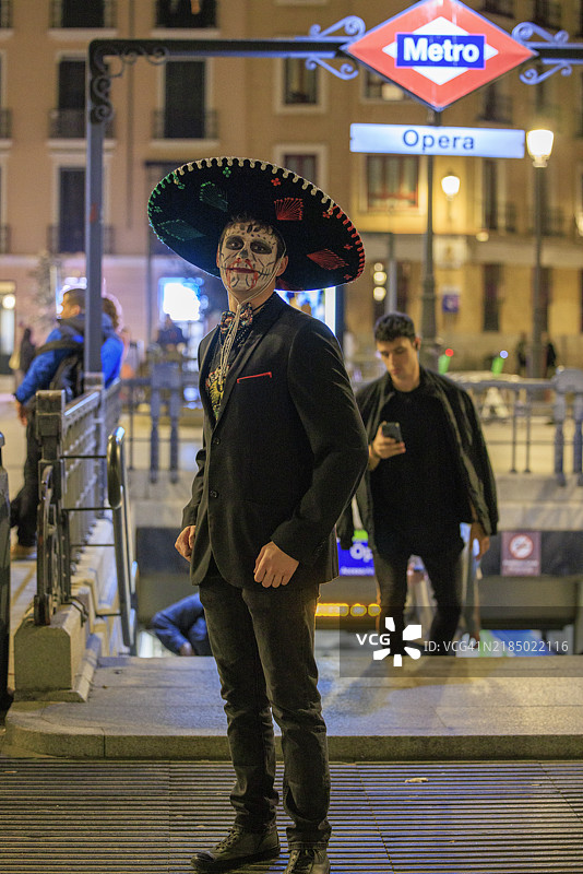 马德里心脏地带的骷髅妆和墨西哥草帽万圣节图片素材