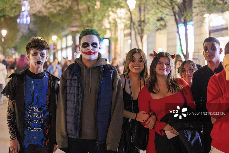 朋友们在马德里街头庆祝万圣节图片素材