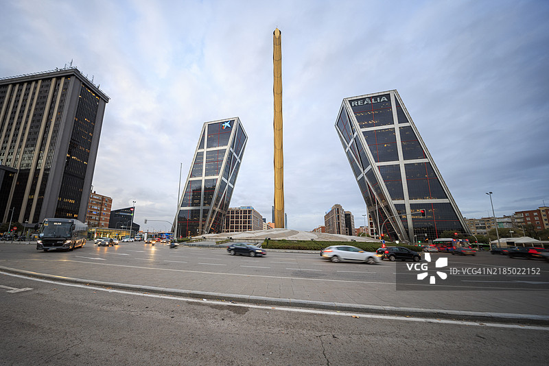 欧洲之门大厦和卡斯蒂利亚广场的金色方尖碑图片素材