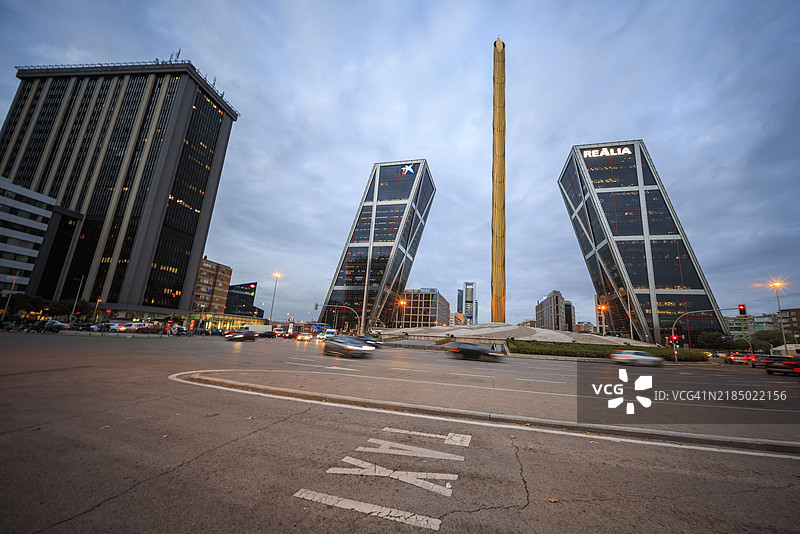 马德里卡斯蒂利亚广场的倾斜地标和城市灯光图片素材