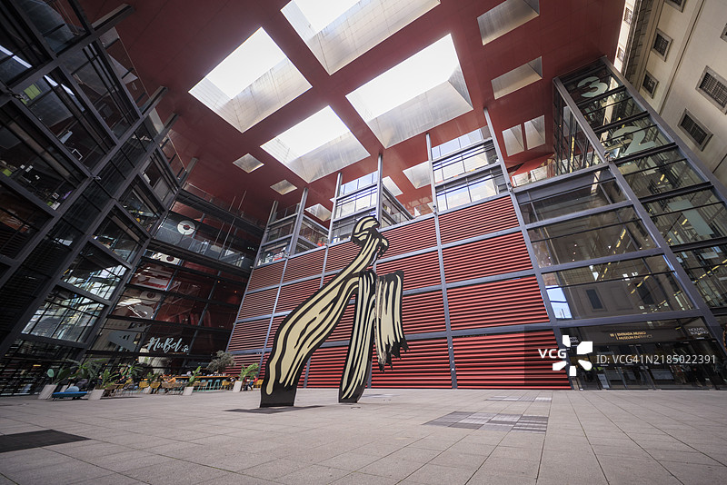 雷纳索非亚博物馆庭院的艺术心脏图片素材