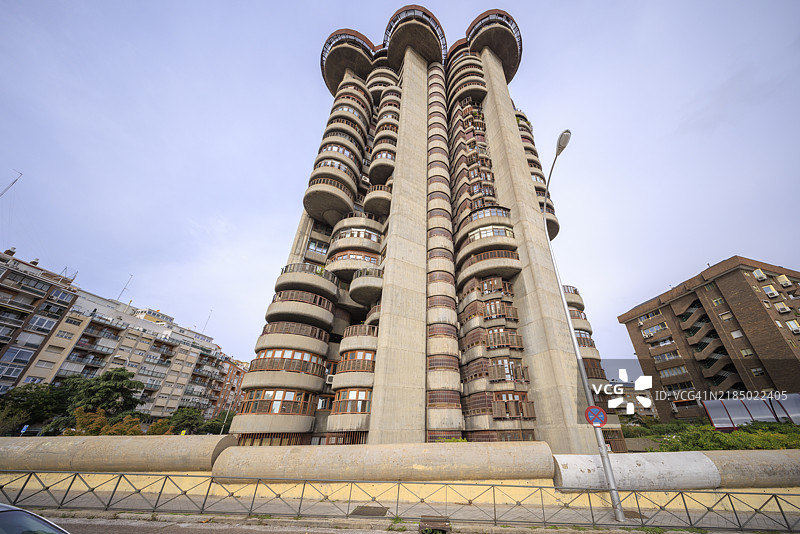 城市优雅：托雷斯·布兰卡斯的独特几何形状图片素材