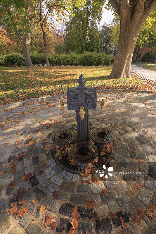 西班牙秋季色彩中的复古喷泉图片素材