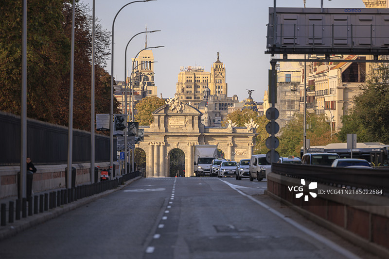 金色时光驾车穿越马德里，阿尔卡拉门尽收眼底图片素材