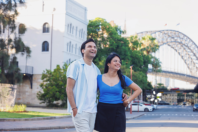 印度成年夫妇在澳大利亚悉尼探索图片素材