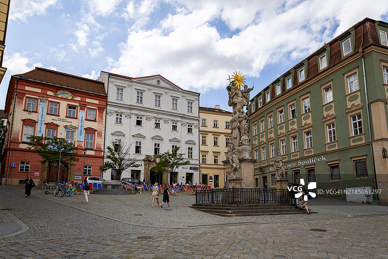 布尔诺的帕尔纳斯喷泉前的购物者和观光者图片素材