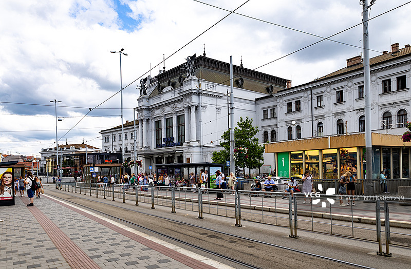 布尔诺中央火车站外的通勤者和行人图片素材