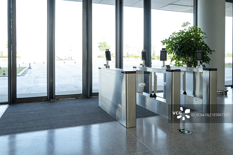 办公大楼出入口的面部识别设备图片素材