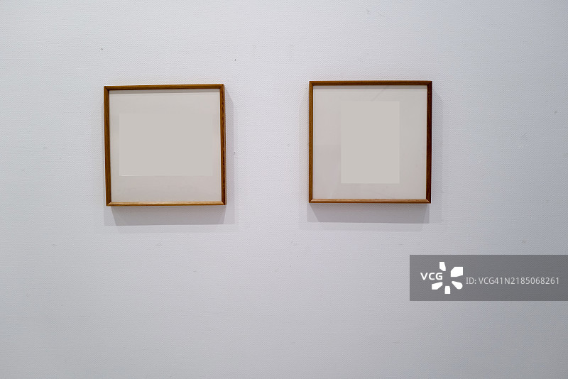 混凝土墙上的相框图片素材