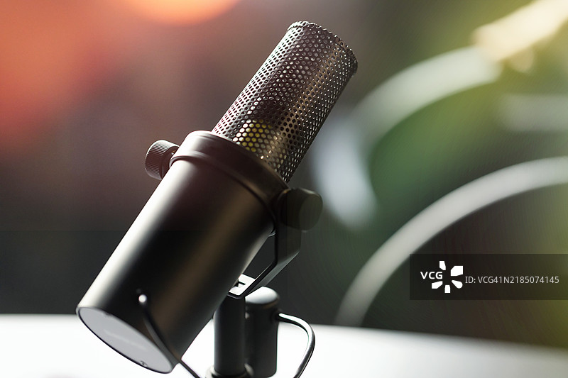 广播电台录音室内麦克风的特写镜头图片素材