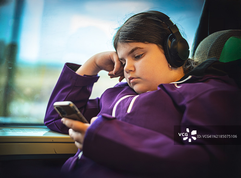 一位年轻女孩在火车上图片素材