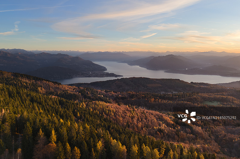 黎明时分从莫塔罗内俯瞰马焦雷湖的鸟瞰图图片素材