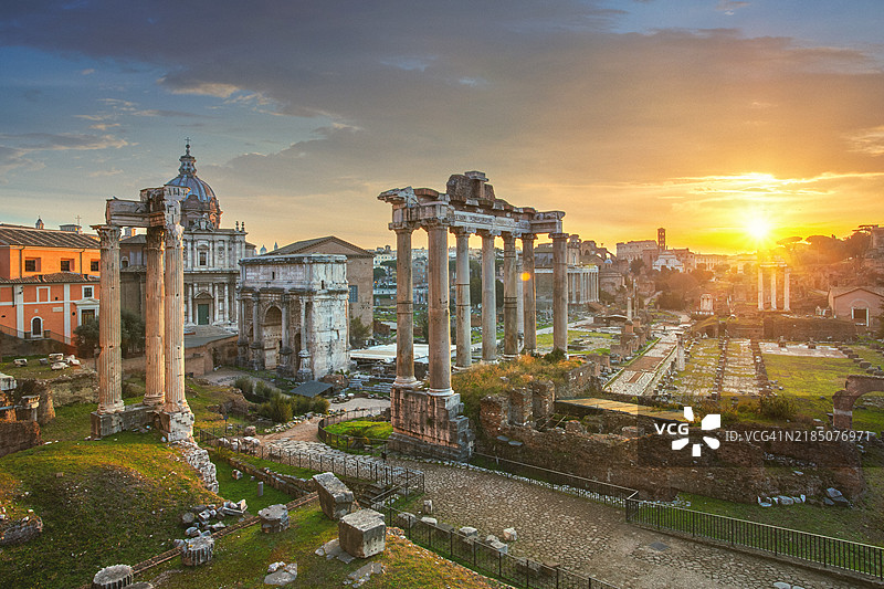 日出时的古罗马遗址，标志性的神庙和拱门 - 意大利罗马图片素材
