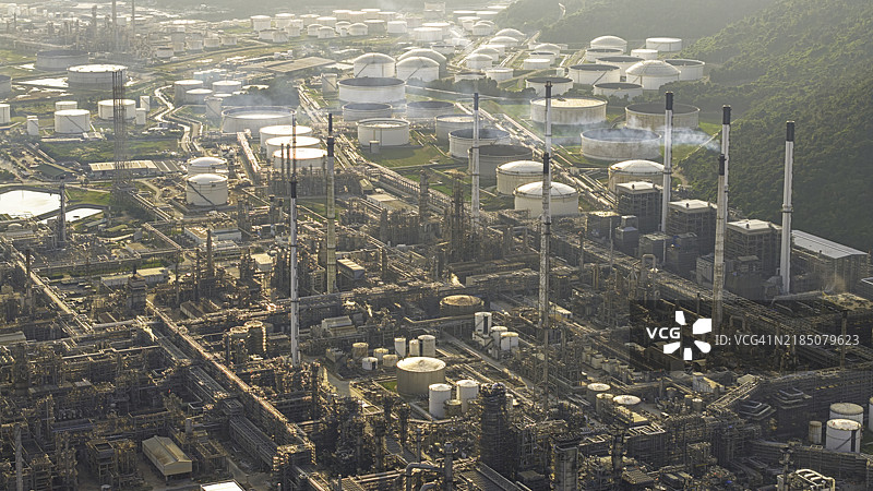 石油炼油厂的鸟瞰图。图片素材