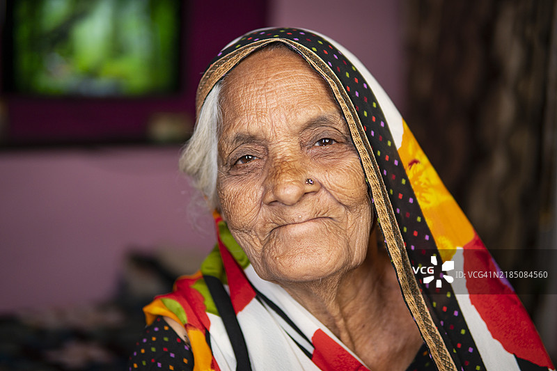 快乐的印度老年女性微笑着看向镜头。图片素材