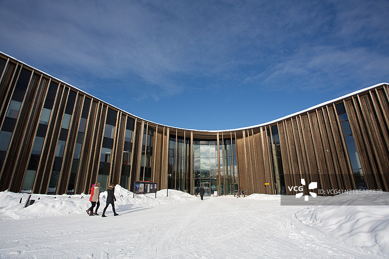 人们走进萨米议会图片素材