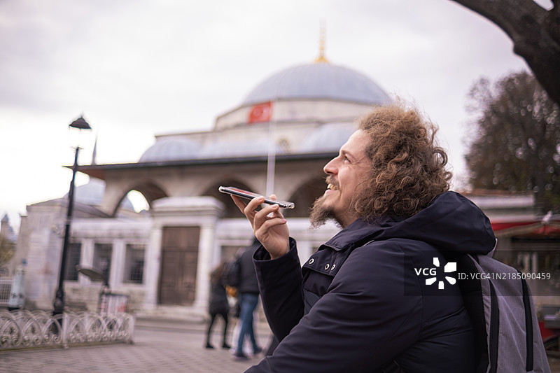 游客在繁忙的街道上打电话图片素材