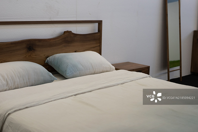 卧室里的床头柜图片素材