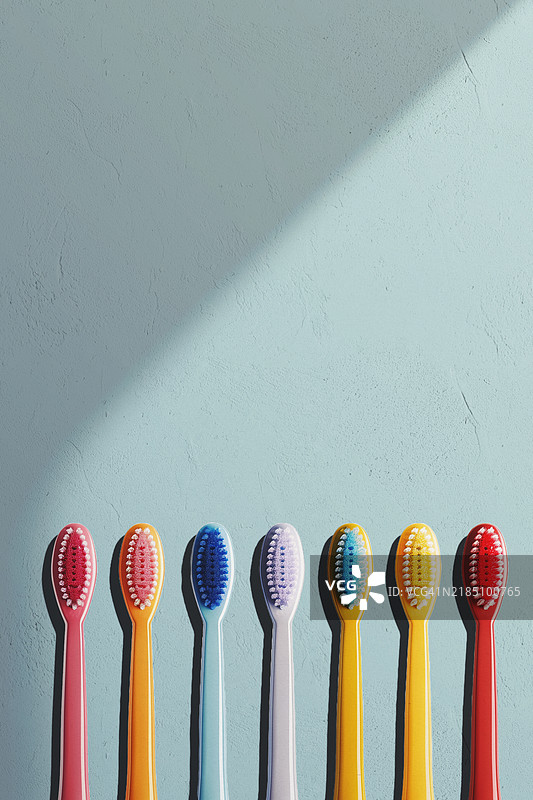 五颜六色的牙刷图片素材