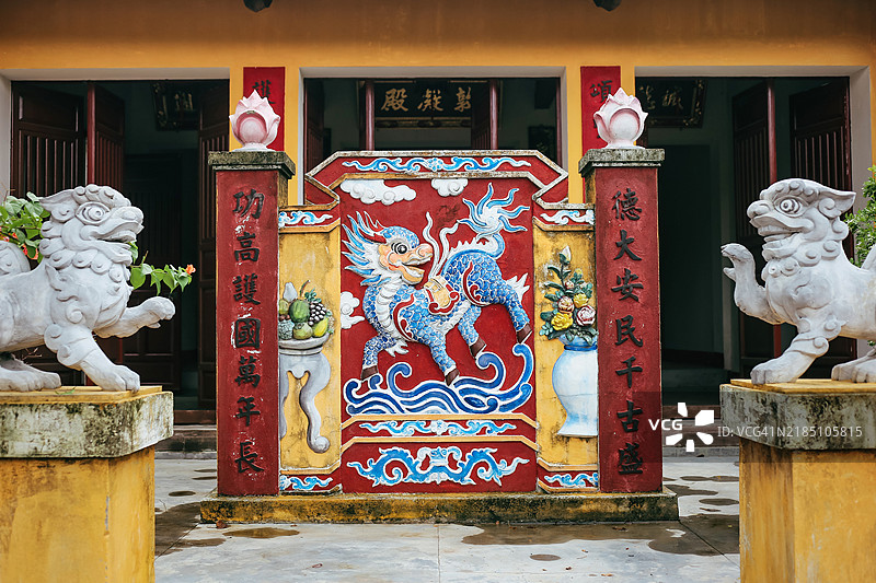 会安古镇祈祷寺前的龙马神话圣兽图片素材