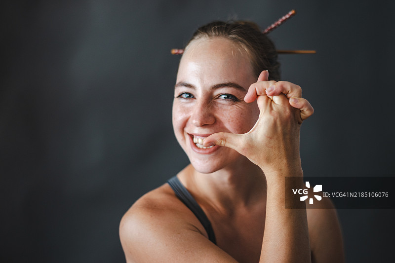 年轻金发女性的搞笑肖像。图片素材