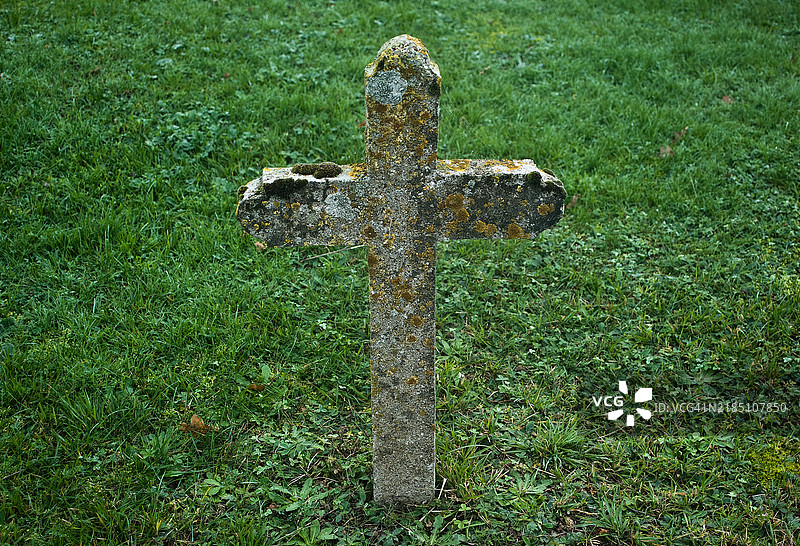 墓地中的古老墓碑图片素材