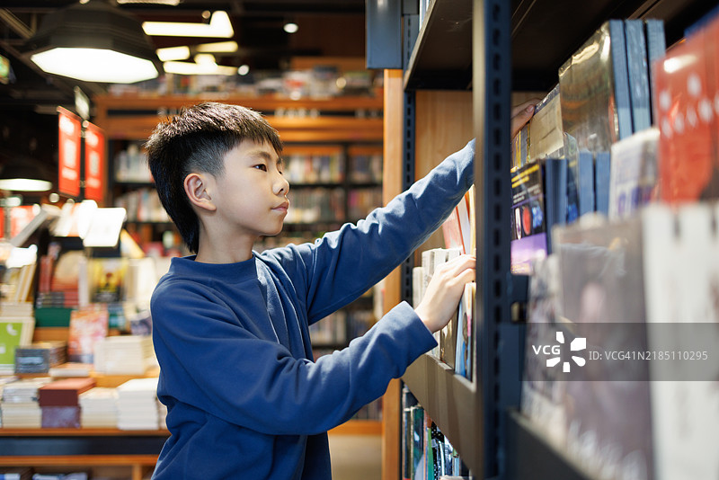 一名小学学生在图书馆里阅读图片素材