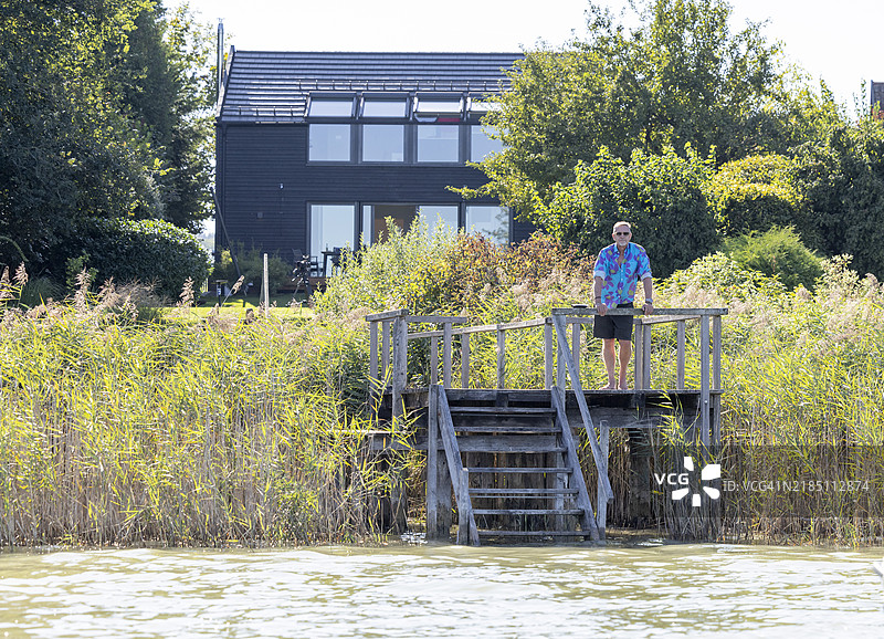 活跃的老年人站在阿默湖的码头上图片素材
