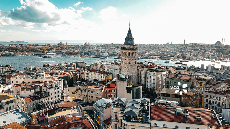 伊斯坦布尔历史悠久的加拉塔塔楼及其生机勃勃的城市景观的鸟瞰图，标志性的加拉塔塔楼，博斯普鲁斯海峡和金角湾的美丽景色，伊斯坦布尔著名的加拉塔塔楼的全景，突显土耳其独特的文化遗产图片素材