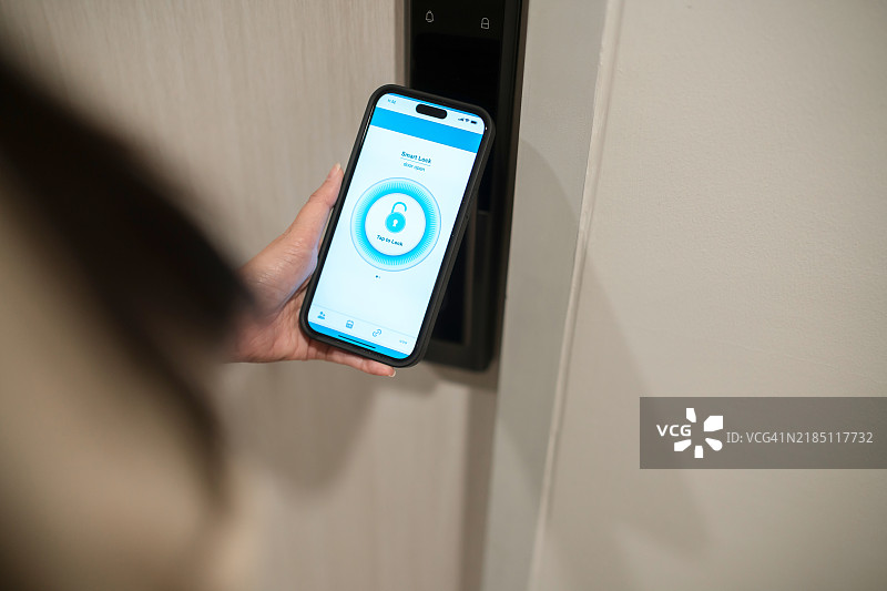 智能手机操作的智能门锁系统图片素材