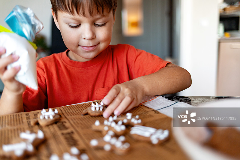 男孩在装饰节日饼干图片素材
