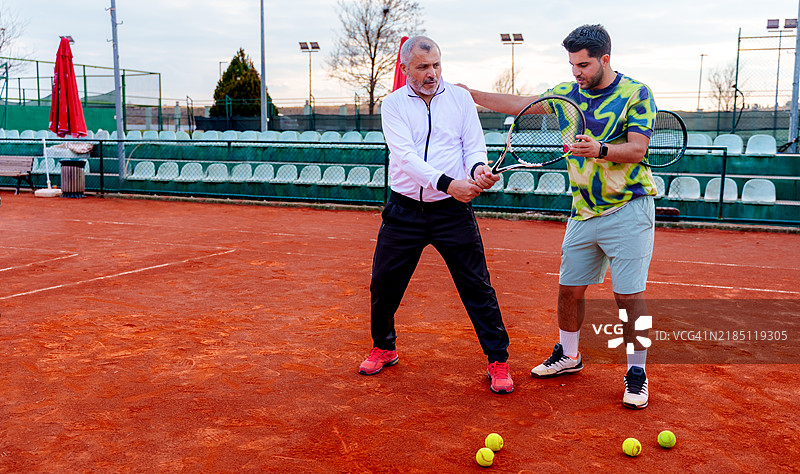 私人网球教练课程在红土场上图片素材