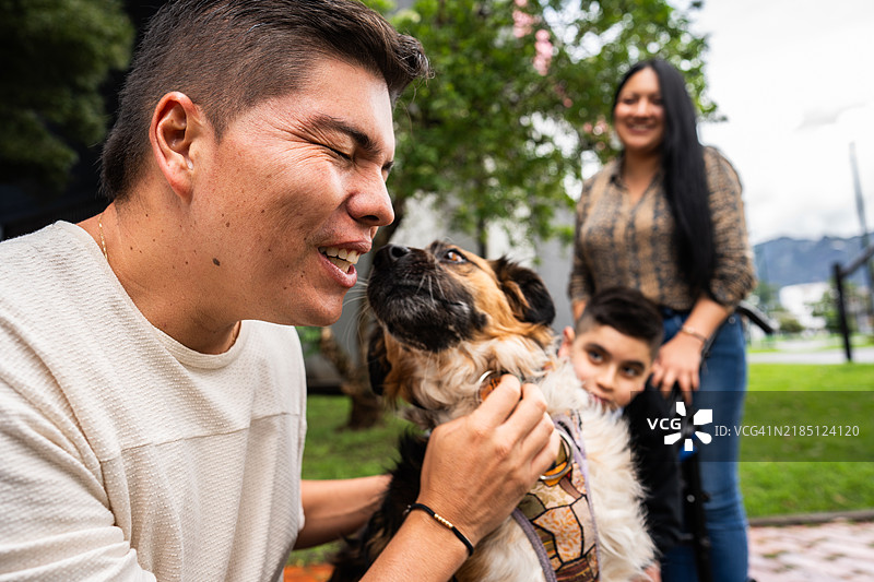 中年男子在户外给狗撒尿图片素材
