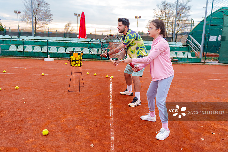 私人网球教练课程在红土场上图片素材