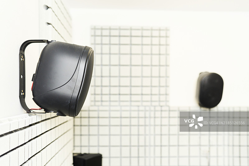 等候室墙上的侧面视角音乐号角，周围没有人。图片素材