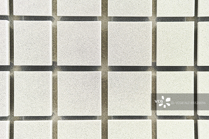 一组陶瓷方块的特写正面视图，墙上没有周围人员。图片素材