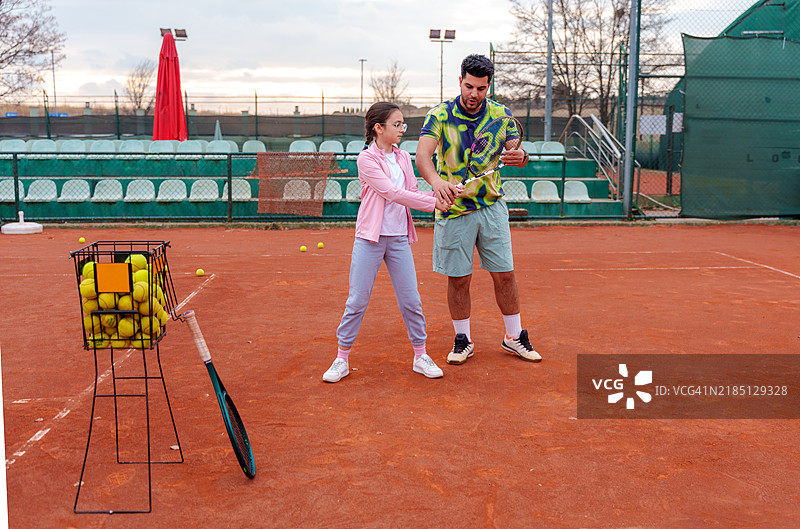 私人网球教练课程在红土场上图片素材