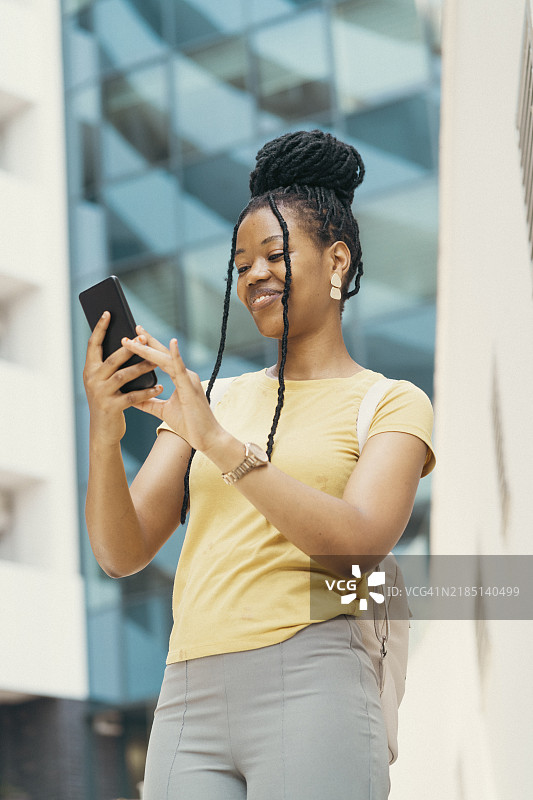 年轻女性在使用手机图片素材