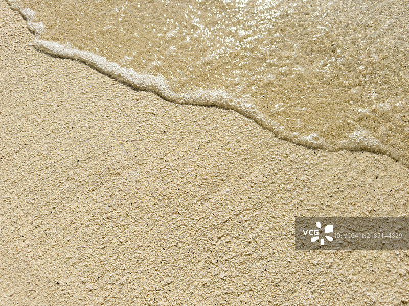 沙滩上的沙子和海浪涌动图片素材